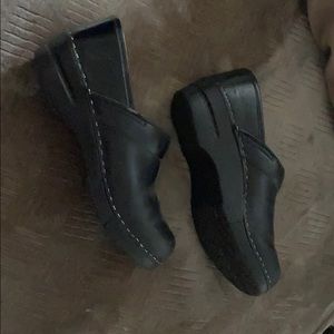 Dansko 38 narrow black clogs (size 7.5-8 )